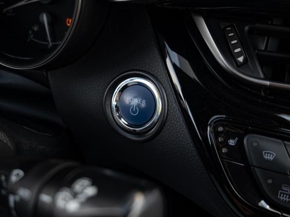 Toyota C-HR I с пробегом 2019 года, цена 2 400 000 рублей, 117932 км, внедорожник, Автокод Объявления