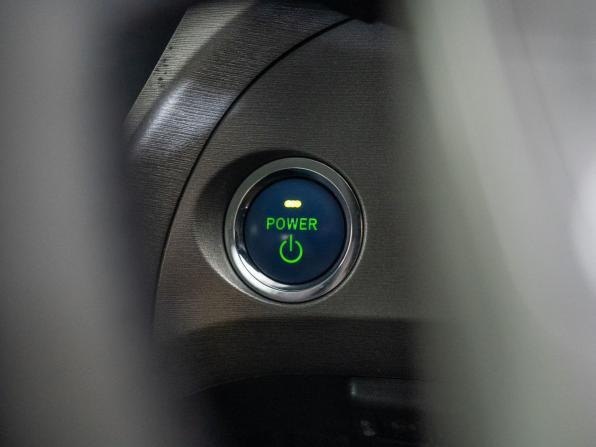 Toyota Prius III Рестайлинг (XW30) с пробегом 2013 года, цена 1 050 500 рублей, 175311 км, лифтбек, Автокод Объявления