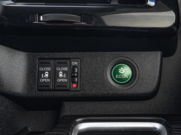 Honda Stepwgn V с пробегом 2017 года, цена 1 990 000 рублей, 111334 км, минивэн, Автокод Объявления
