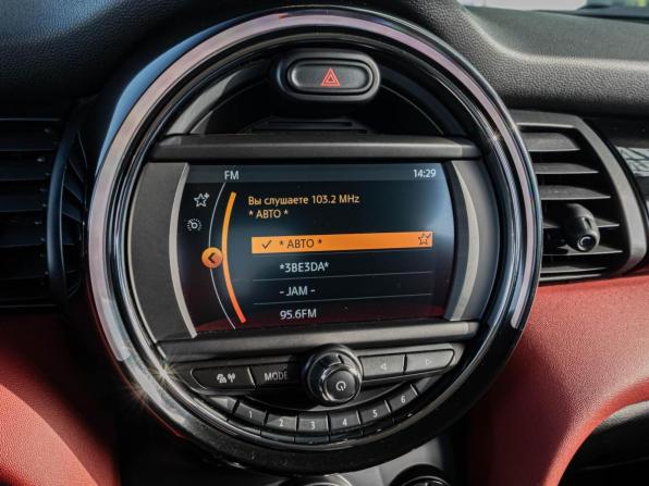 Mini Hatch III (F55/F56) Рестайлинг с пробегом 2018 года, цена 2 099 000 рублей, 36345 км, хэтчбек, Автокод Объявления