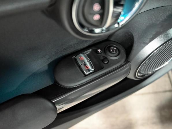 Mini Hatch III (F55/F56) Рестайлинг с пробегом 2020 года, цена 2 350 000 рублей, 36551 км, хэтчбек, Автокод Объявления
