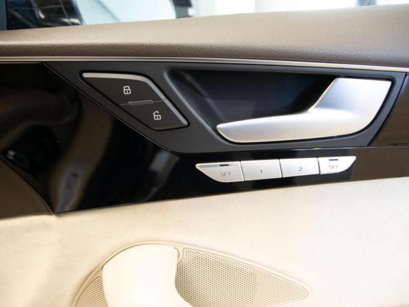 Audi A8 III (D4) Рестайлинг с пробегом 2016 года, цена 3 649 000 рублей, 108845 км, седан, Автокод Объявления