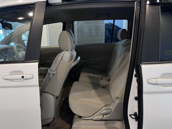 Toyota ISis I Рестайлинг с пробегом 2015 года, цена 1 270 000 рублей, 199321 км, компактвэн, Автокод Объявления
