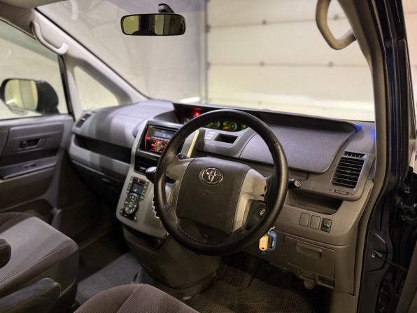 Toyota Voxy II (R70) с пробегом 2009 года, цена 888 000 рублей, 292029 км, минивэн, Автокод Объявления