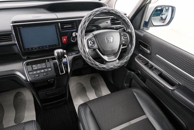 Honda Stepwgn V с пробегом 2015 года, цена 1 729 000 рублей, 198000 км, минивэн, Автокод Объявления