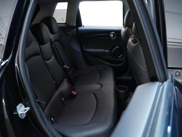 Mini Hatch III (F55/F56) Рестайлинг с пробегом 2020 года, цена 2 400 050 рублей, 85789 км, хэтчбек, Автокод Объявления