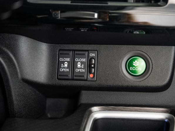 Honda Stepwgn V Рестайлинг с пробегом 2017 года, цена 2 240 000 рублей, 140149 км, минивэн, Автокод Объявления