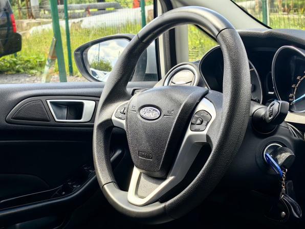 Ford Fiesta Mk6 Рестайлинг с пробегом 2015 года, цена 869 000 рублей, 84805 км, хэтчбек, Автокод Объявления