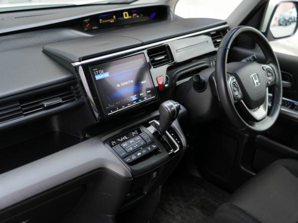 Honda Stepwgn V Рестайлинг с пробегом 2019 года, цена 2 310 000 рублей, 74978 км, минивэн, Автокод Объявления