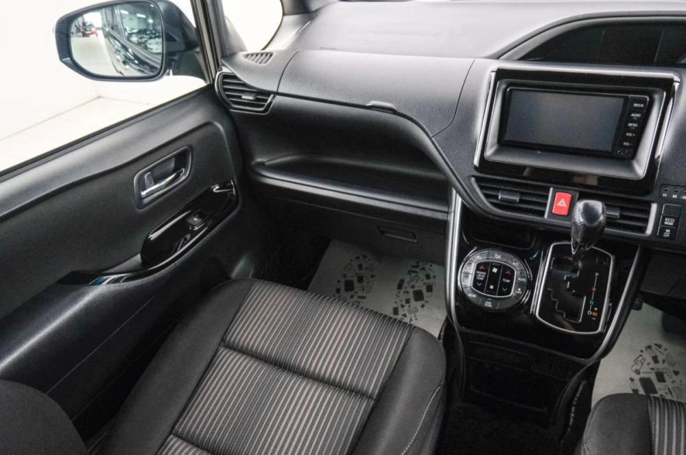 Toyota Voxy III (R80) Рестайлинг Красноярск  - изображение 12