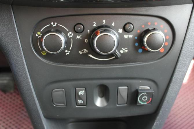 Renault Sandero II с пробегом 2015 года, цена 650 000 рублей, 156000 км, хэтчбек, Автокод Объявления