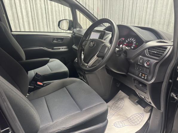 Toyota Voxy III (R80) Рестайлинг с пробегом 2018 года, цена 2 595 000 рублей, 88355 км, минивэн, Автокод Объявления