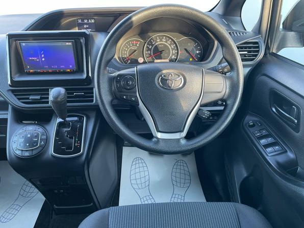 Toyota Voxy III (R80) Рестайлинг с пробегом 2018 года, цена 2 525 000 рублей, 88990 км, минивэн, Автокод Объявления