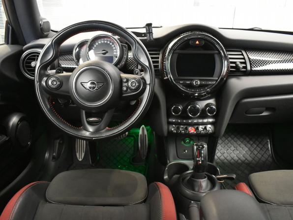 Mini Hatch III (F55/F56) Рестайлинг с пробегом 2018 года, цена 2 798 000 рублей, 70826 км, хэтчбек, Автокод Объявления