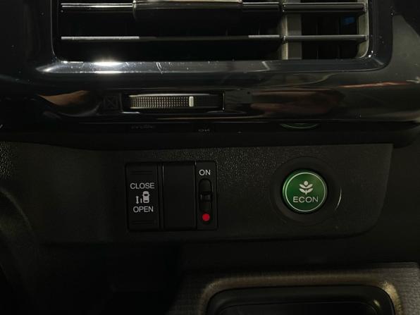 Honda Stepwgn V с пробегом 2015 года, цена 1 720 000 рублей, 91386 км, минивэн, Автокод Объявления