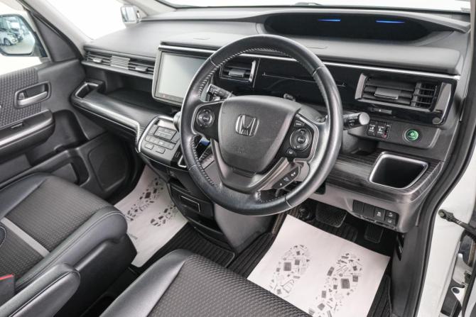 Honda Stepwgn V с пробегом 2015 года, цена 1 699 000 рублей, 204244 км, минивэн, Автокод Объявления