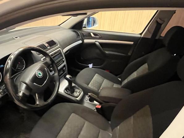 Skoda Octavia II (A5) Рестайлинг с пробегом 2011 года, цена 668 000 рублей, 254000 км, лифтбек, Автокод Объявления