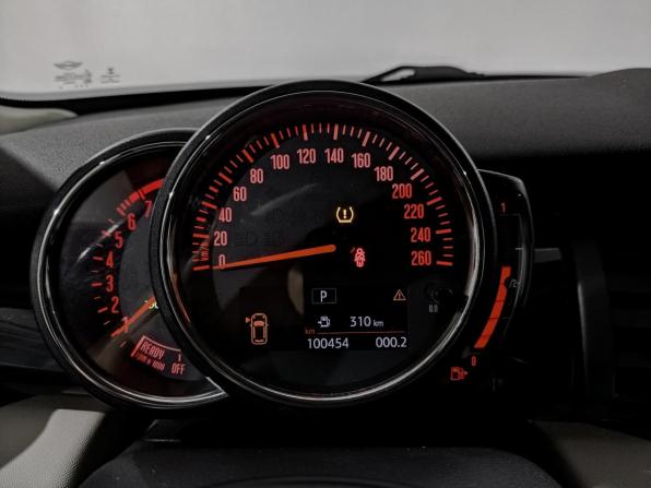 Mini Hatch III (F55/F56) Рестайлинг с пробегом 2018 года, цена 1 695 000 рублей, 100450 км, хэтчбек, Автокод Объявления