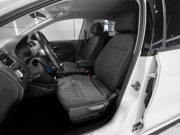 Volkswagen Polo V Рестайлинг с пробегом 2018 года, цена 1 540 000 рублей, 73854 км, седан, Автокод Объявления