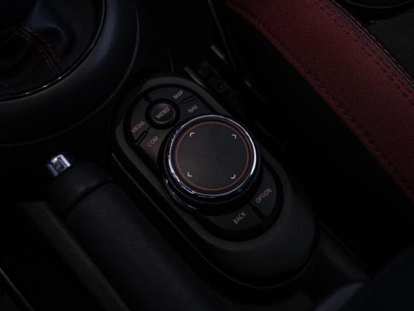 Mini Hatch III (F55/F56) Рестайлинг с пробегом 2019 года, цена 2 760 000 рублей, 62745 км, хэтчбек, Автокод Объявления