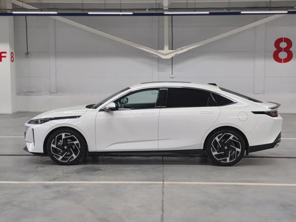 Changan Lamore с пробегом 2023 года, цена 2 190 000 рублей, 16174 км, седан, Автокод Объявления