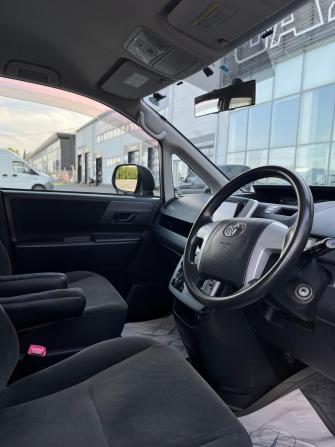 Toyota Voxy II (R70) с пробегом 2010 года, цена 1 250 000 рублей, 350000 км, минивэн, Автокод Объявления