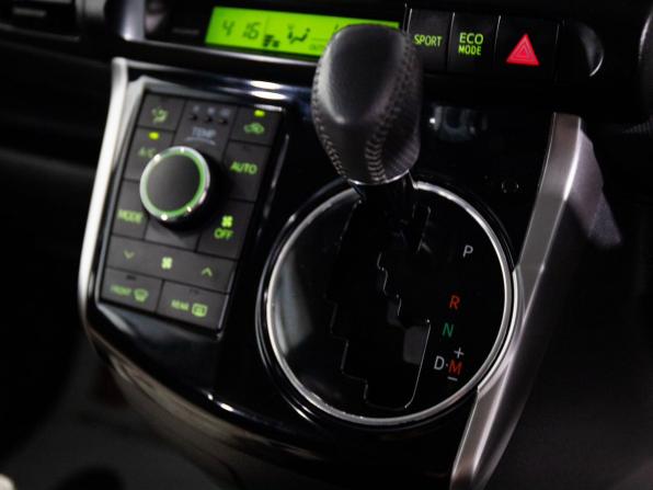 Toyota Wish II Рестайлинг с пробегом 2013 года, цена 1 550 000 рублей, 82774 км, минивэн, Автокод Объявления