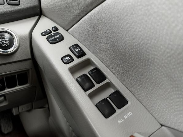 Toyota ISis I Рестайлинг с пробегом 2009 года, цена 1 140 000 рублей, 192621 км, минивэн, Автокод Объявления