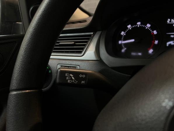 Skoda Rapid I с пробегом 2015 года, цена 915 000 рублей, 100513 км, лифтбек, Автокод Объявления