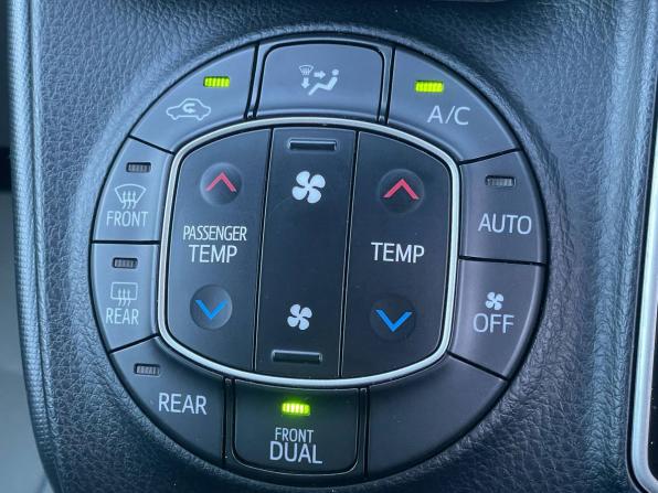Toyota Voxy III (R80) Рестайлинг с пробегом 2018 года, цена 2 525 000 рублей, 88990 км, минивэн, Автокод Объявления
