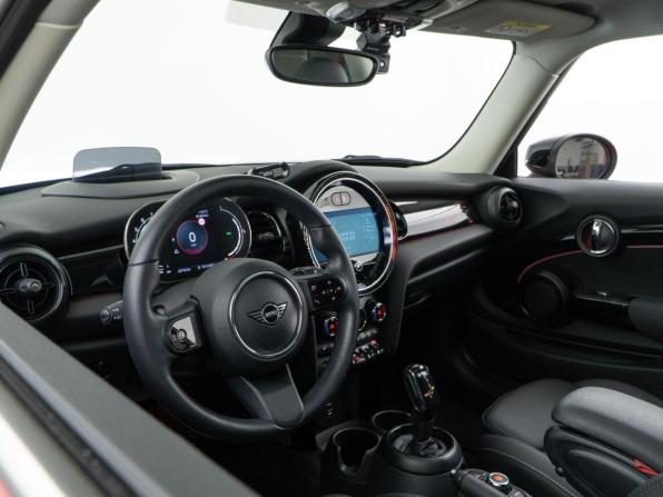 Mini Hatch III (F55/F56) Рестайлинг 2 с пробегом 2021 года, цена 3 374 810 рублей, 22714 км, хэтчбек, Автокод Объявления