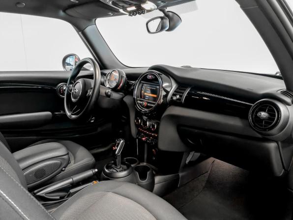 Mini Hatch III (F55/F56) Рестайлинг с пробегом 2021 года, цена 2 250 000 рублей, 77313 км, хэтчбек, Автокод Объявления