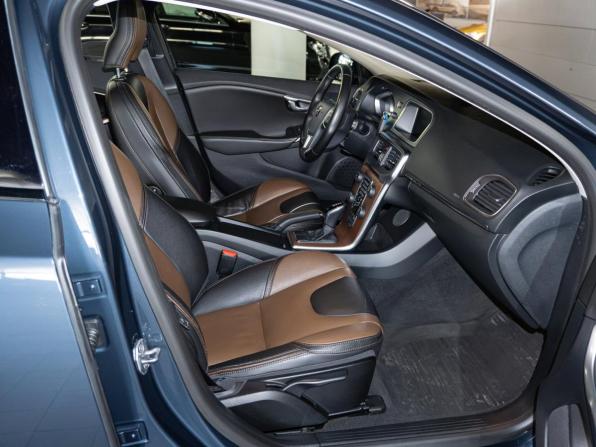 Volvo V40 Cross Country I Рестайлинг с пробегом 2019 года, цена 2 310 000 рублей, 51926 км, хэтчбек, Автокод Объявления