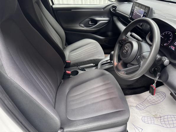 Toyota Yaris IV с пробегом 2020 года, цена 1 400 000 рублей, 65289 км, хэтчбек, Автокод Объявления