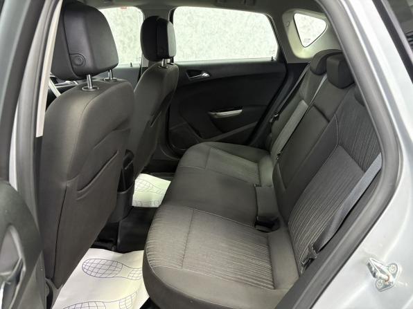 Opel Astra J Рестайлинг с пробегом 2012 года, цена 1 345 000 рублей, 28483 км, хэтчбек, Автокод Объявления