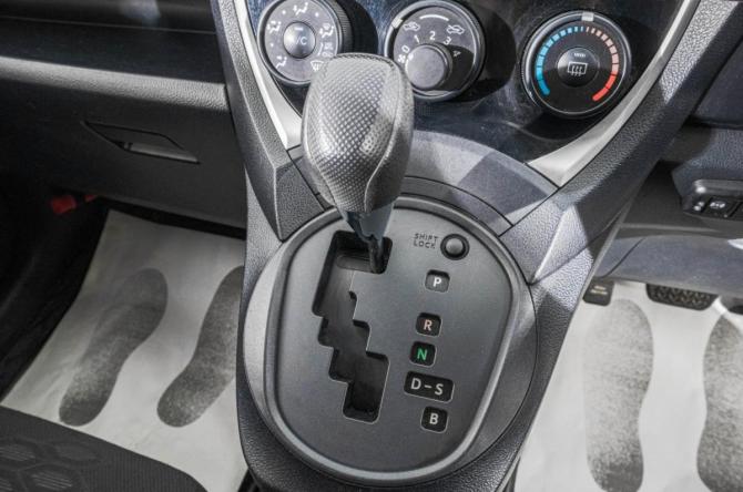 Toyota Ractis II с пробегом 2015 года, цена 979 000 рублей, 146800 км, хэтчбек, Автокод Объявления