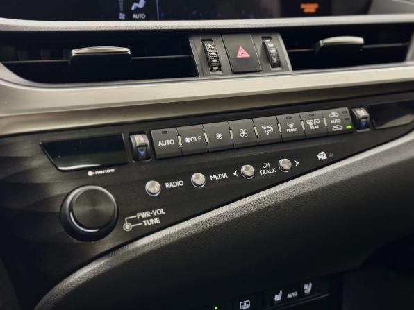 Lexus ES VII с пробегом 2018 года, цена 3 300 000 рублей, 135669 км, седан, Автокод Объявления