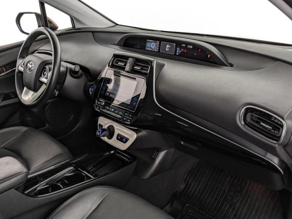 Toyota Prius IV (XW50) с пробегом 2017 года, цена 1 930 000 рублей, 134141 км, лифтбек, Автокод Объявления