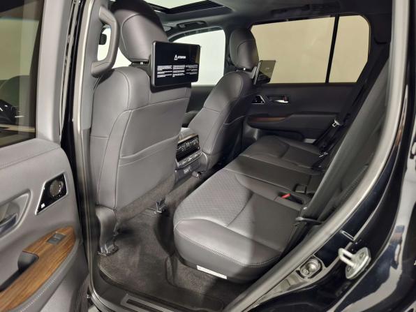 Toyota Land Cruiser 300 Series с пробегом 2023 года, цена 11 717 000 рублей, 39550 км, внедорожник, Автокод Объявления