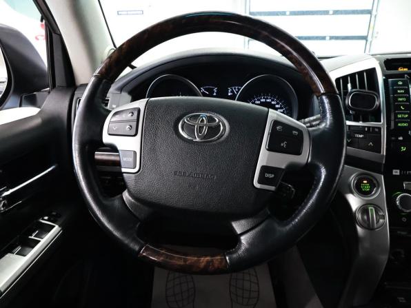 Toyota Land Cruiser 200 Series Рестайлинг 1 с пробегом 2013 года, цена 3 750 000 рублей, 305158 км, внедорожник, Автокод Объявления