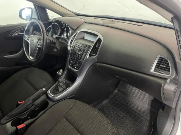 Opel Astra J Рестайлинг с пробегом 2013 года, цена 650 000 рублей, 251271 км, седан, Автокод Объявления