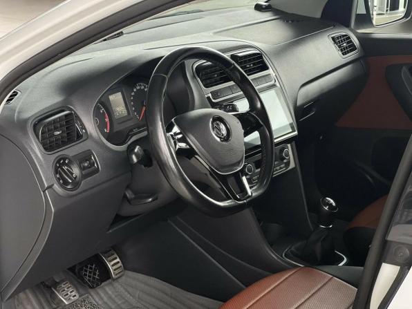 Volkswagen Polo V Рестайлинг с пробегом 2015 года, цена 895 000 рублей, 179030 км, седан, Автокод Объявления