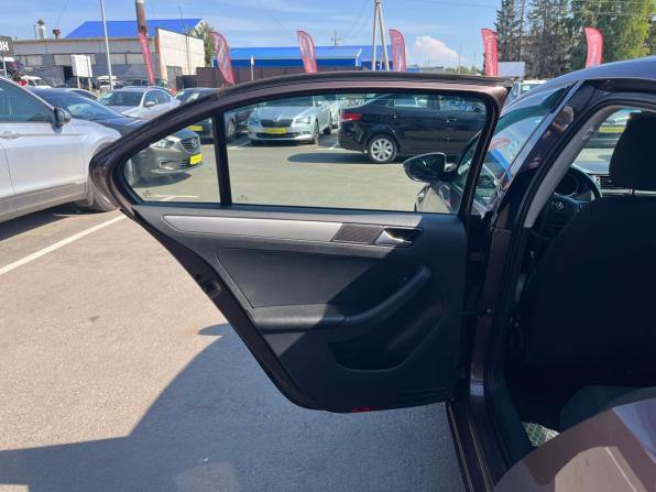 Volkswagen Jetta VI Рестайлинг с пробегом 2014 года, цена 1 050 000 рублей, 246752 км, седан, Автокод Объявления