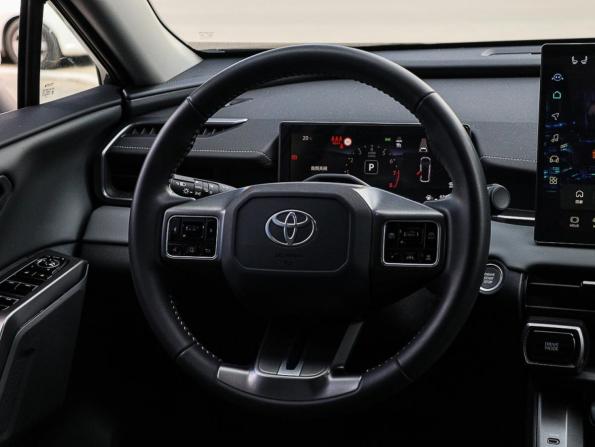 Toyota RAV4 VI (XA60) с пробегом 2026 года, цена 4 390 000 рублей, 2546 км, внедорожник, Автокод Объявления