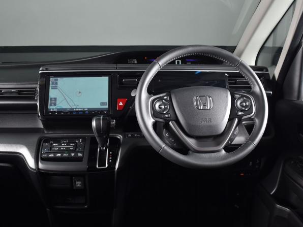 Honda Stepwgn V Рестайлинг с пробегом 2018 года, цена 2 299 995 рублей, 81383 км, минивэн, Автокод Объявления