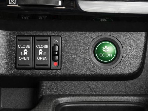 Honda Stepwgn V Рестайлинг с пробегом 2017 года, цена 2 307 000 рублей, 120875 км, минивэн, Автокод Объявления