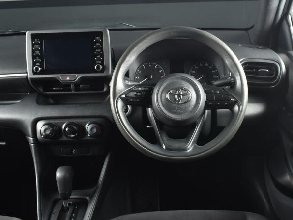 Toyota Yaris IV с пробегом 2021 года, цена 1 049 995 рублей, 129498 км, хэтчбек, Автокод Объявления