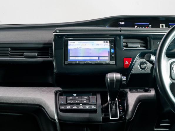Honda Stepwgn V с пробегом 2016 года, цена 1 900 000 рублей, 136900 км, минивэн, Автокод Объявления
