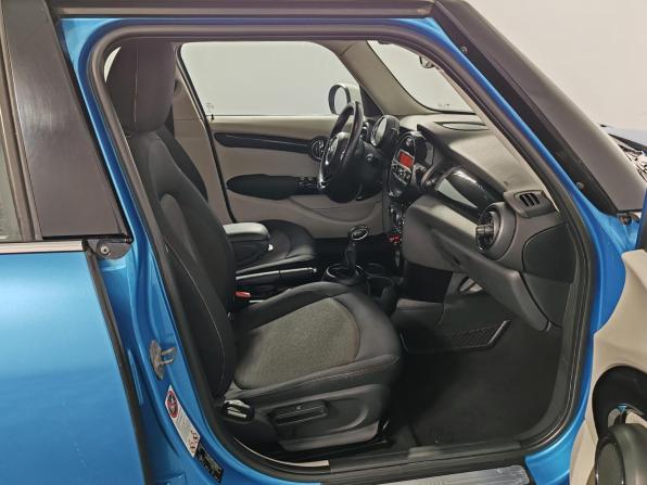 Mini Hatch III (F55/F56) с пробегом 2014 года, цена 1 329 000 рублей, 140070 км, хэтчбек, Автокод Объявления