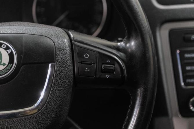 Skoda Octavia II (A5) Рестайлинг с пробегом 2013 года, цена 949 000 рублей, 255000 км, лифтбек, Автокод Объявления